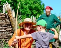 Et barn prøver buebanen - Middelaldercentret